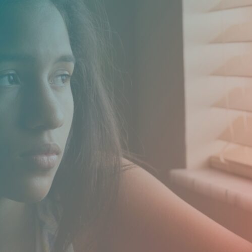 Tus poj niam tu siab ntsia ntawm qhov rais