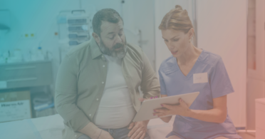 Hombre en el consultorio del médico