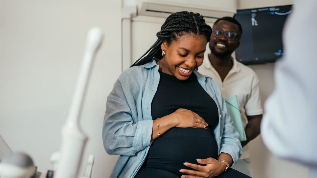 孕妇双手抚摸着肚子