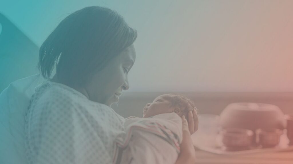 زنی که نوزادی را در آغوش دارد