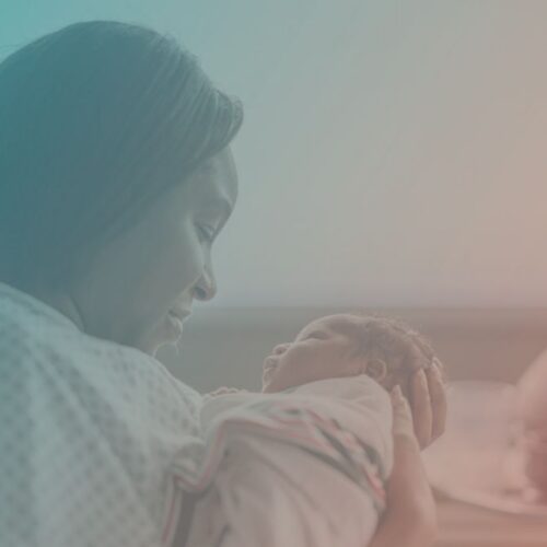 Mujer sosteniendo a un bebé en sus brazos