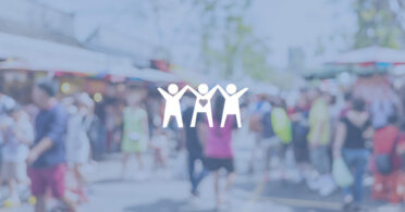 Pessoas passeando por um mercado ao ar livre.