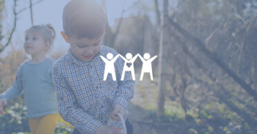 Tub hluas thiab ntxhais hluas tuav lub pob tawb sab nraum zoov.